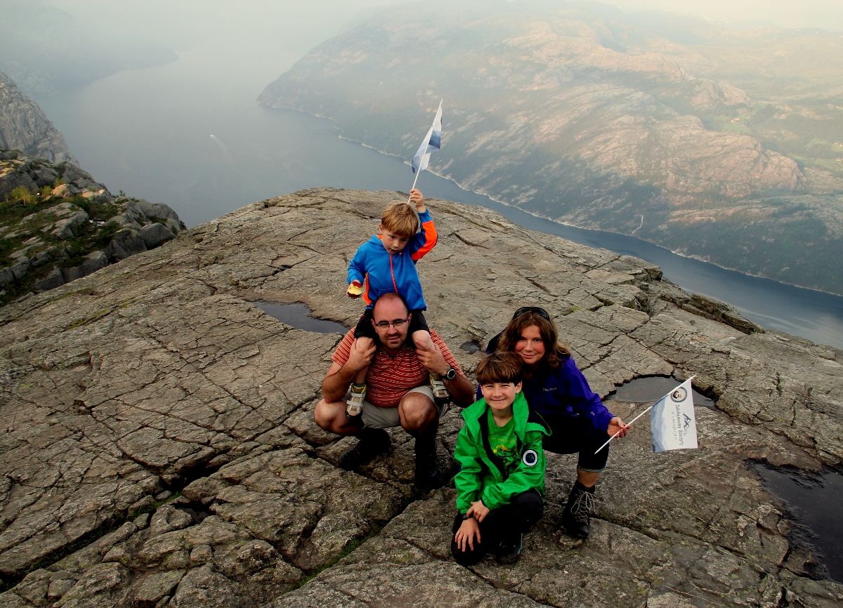 Rodzina Caderów na szczycie North Cap w Norwegii (fot. Hospicjum św. Ojca Pio)